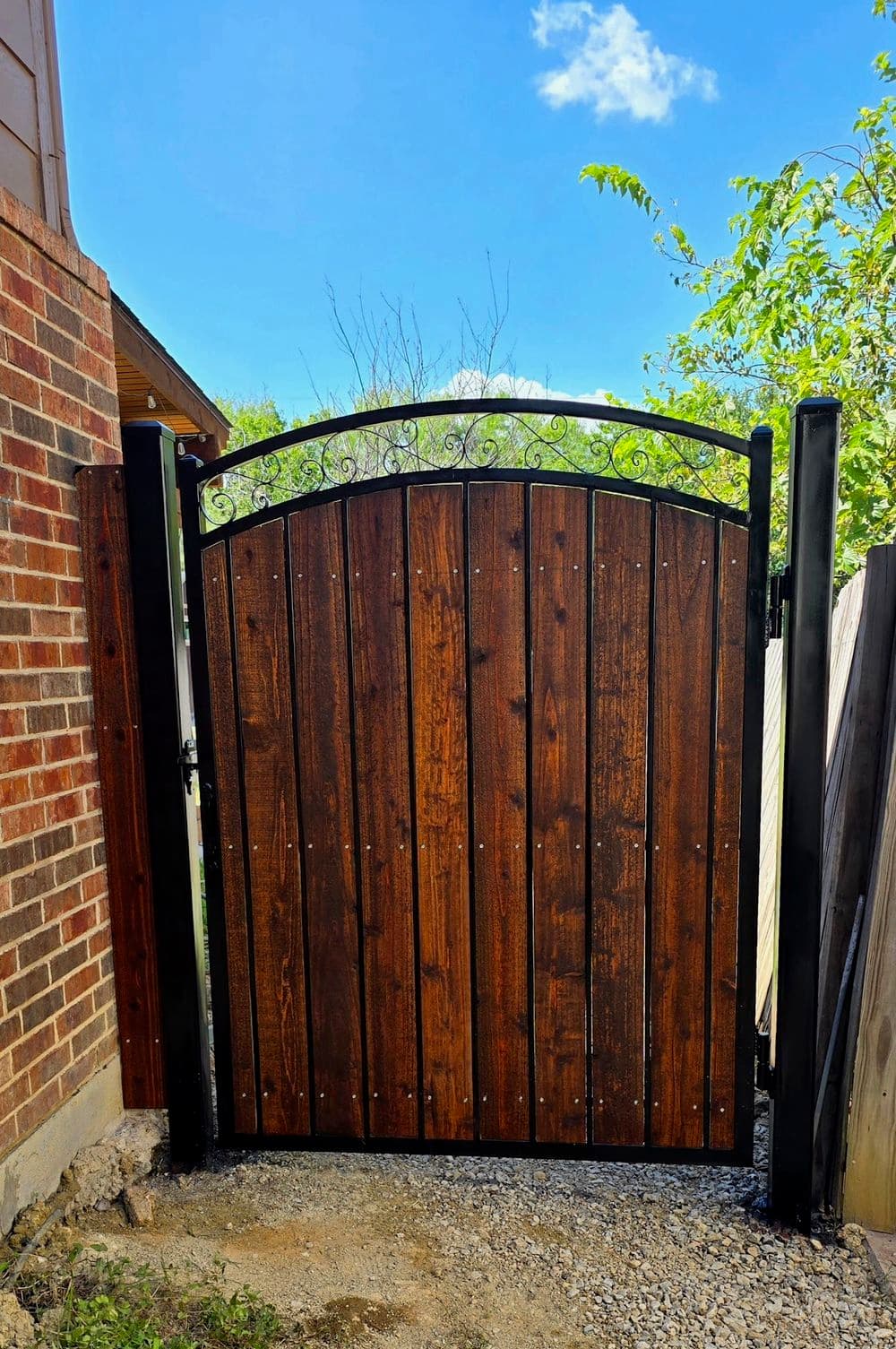 Gallery photos for Revitalize Your Fence with Stunning Staining: Image #60